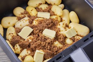 små kartofler, brun farin og smør klar til at komme i airfryeren.