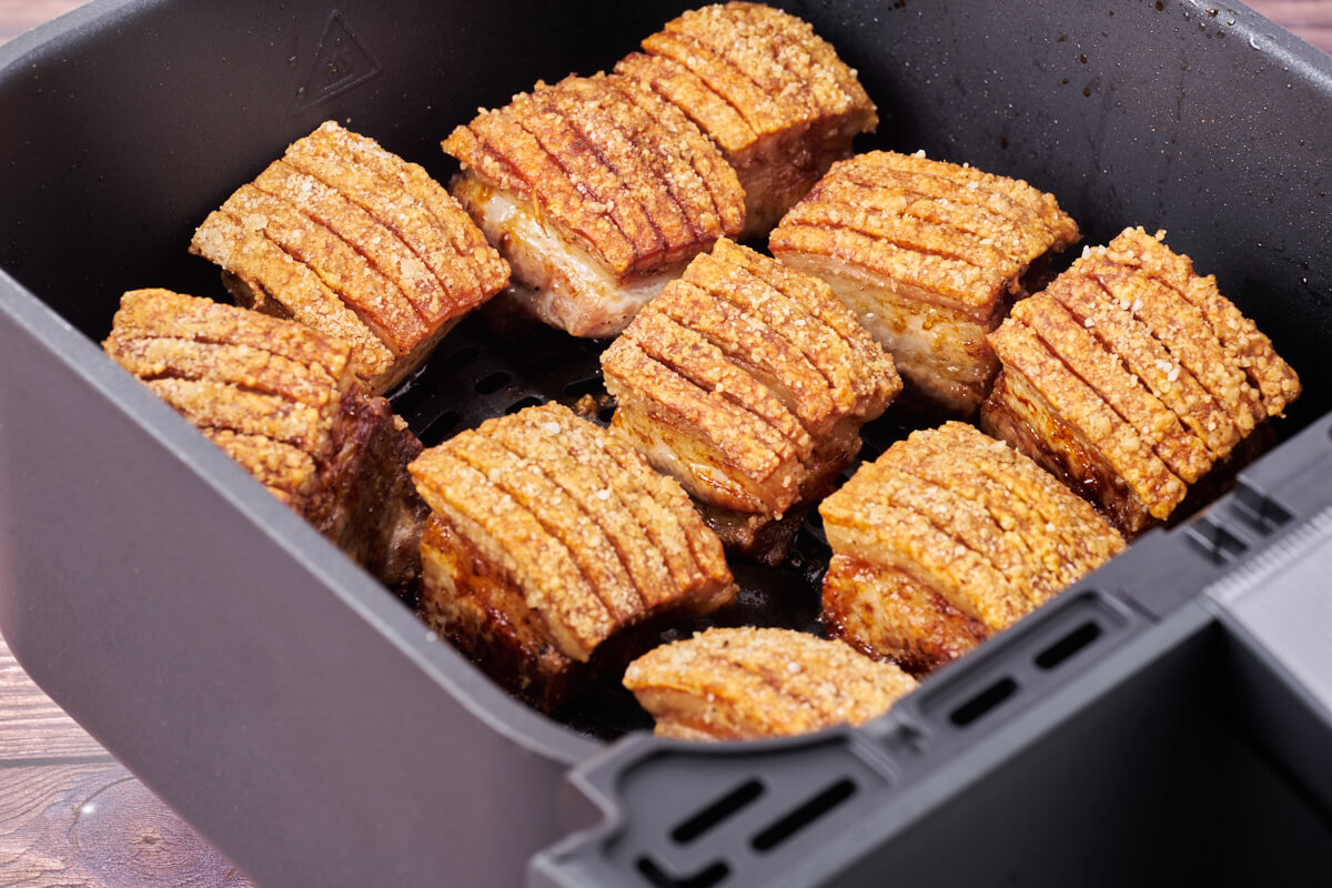 ribbensteg i airfryer med sprøde svær skåret i tern.