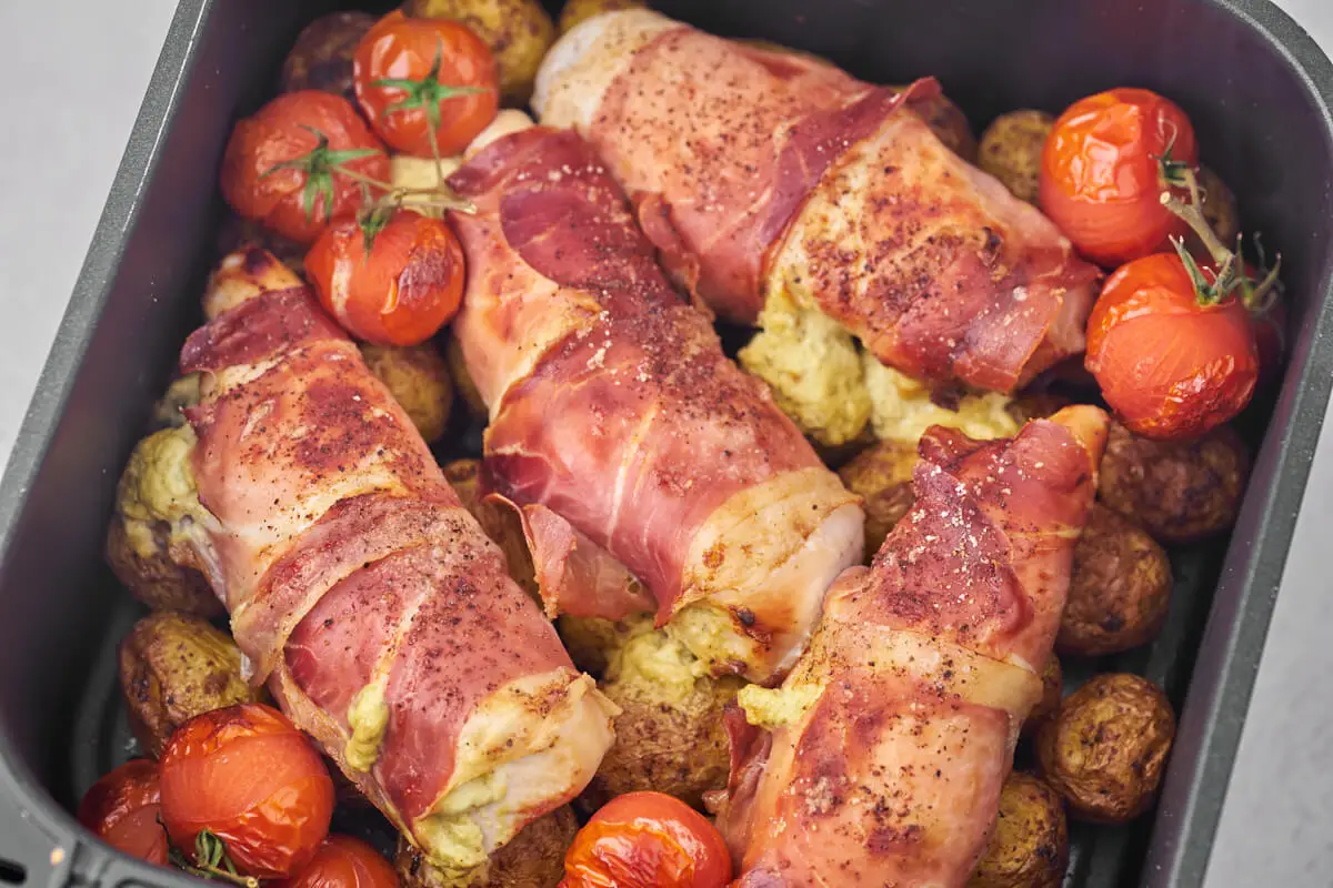 helt måltid i airfryer: Kartofler med pesto, fyldte kyllingebryster og bagte tomater