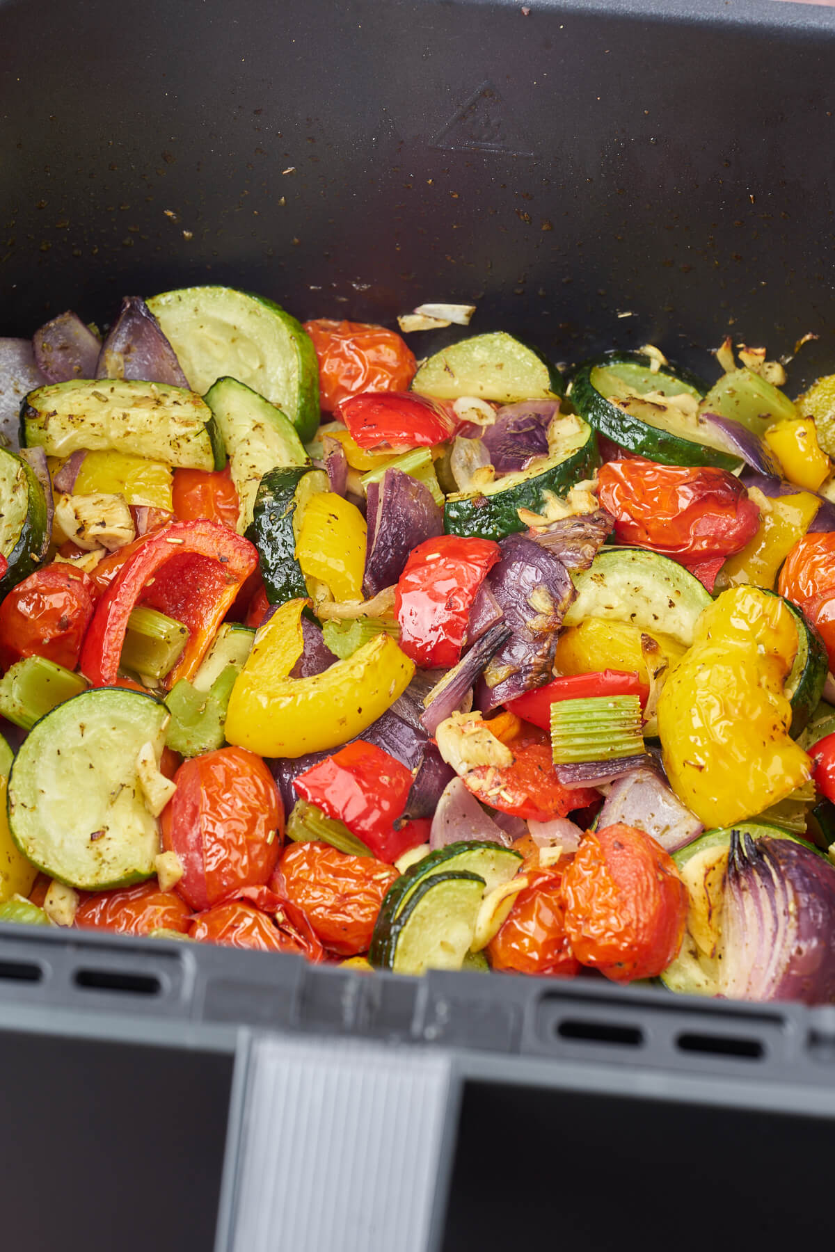 airfryerkurv med italienske grøntsager blandt andet tomat, squash, bladselleri, peberfrugt og rødløg