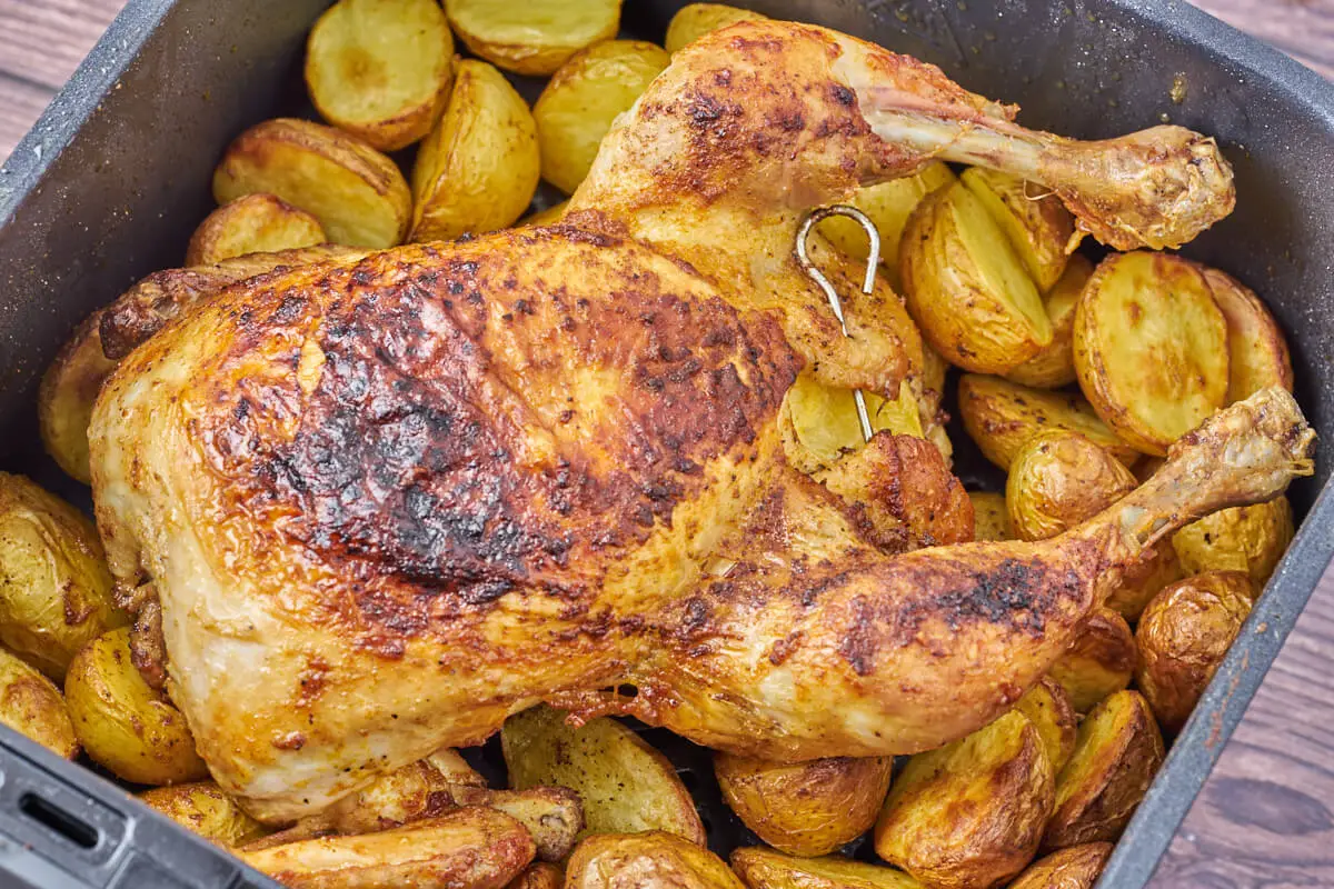 kylling og kartofler i airfryer kurv