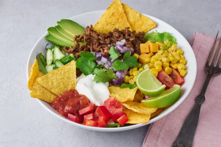 taco bowl med oksekød, grøntsager og tortillachips