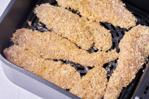 kylling paneret i pankorasp og parmesan i airfryerkurv.