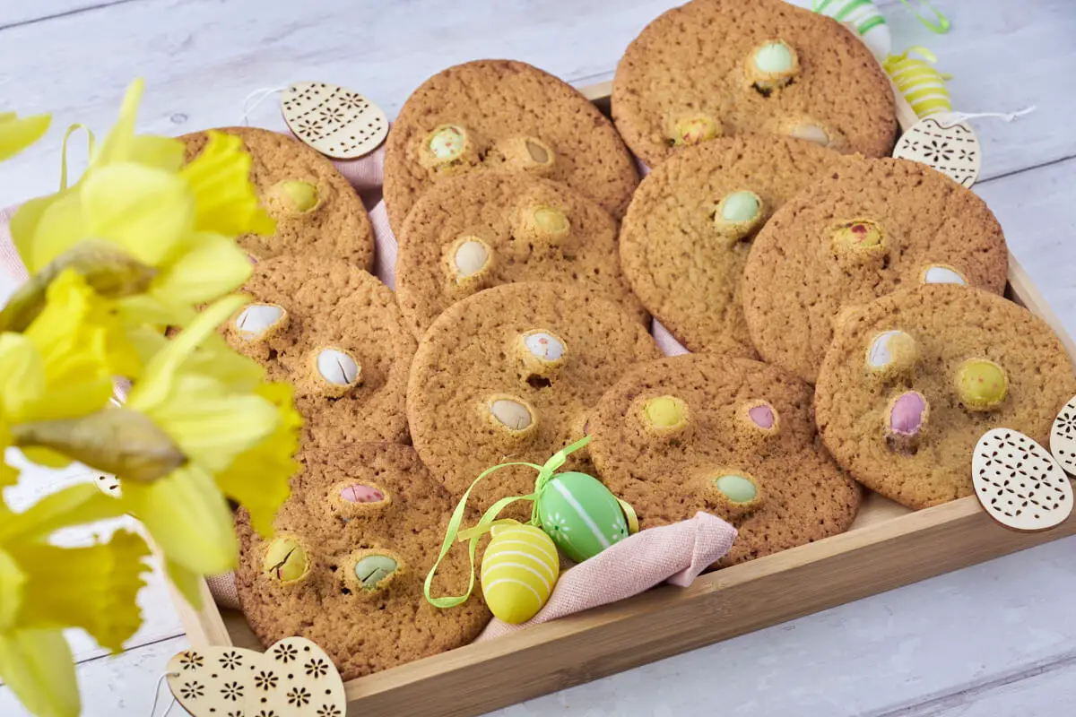 bakke med påske cookies med farvede påskeæg