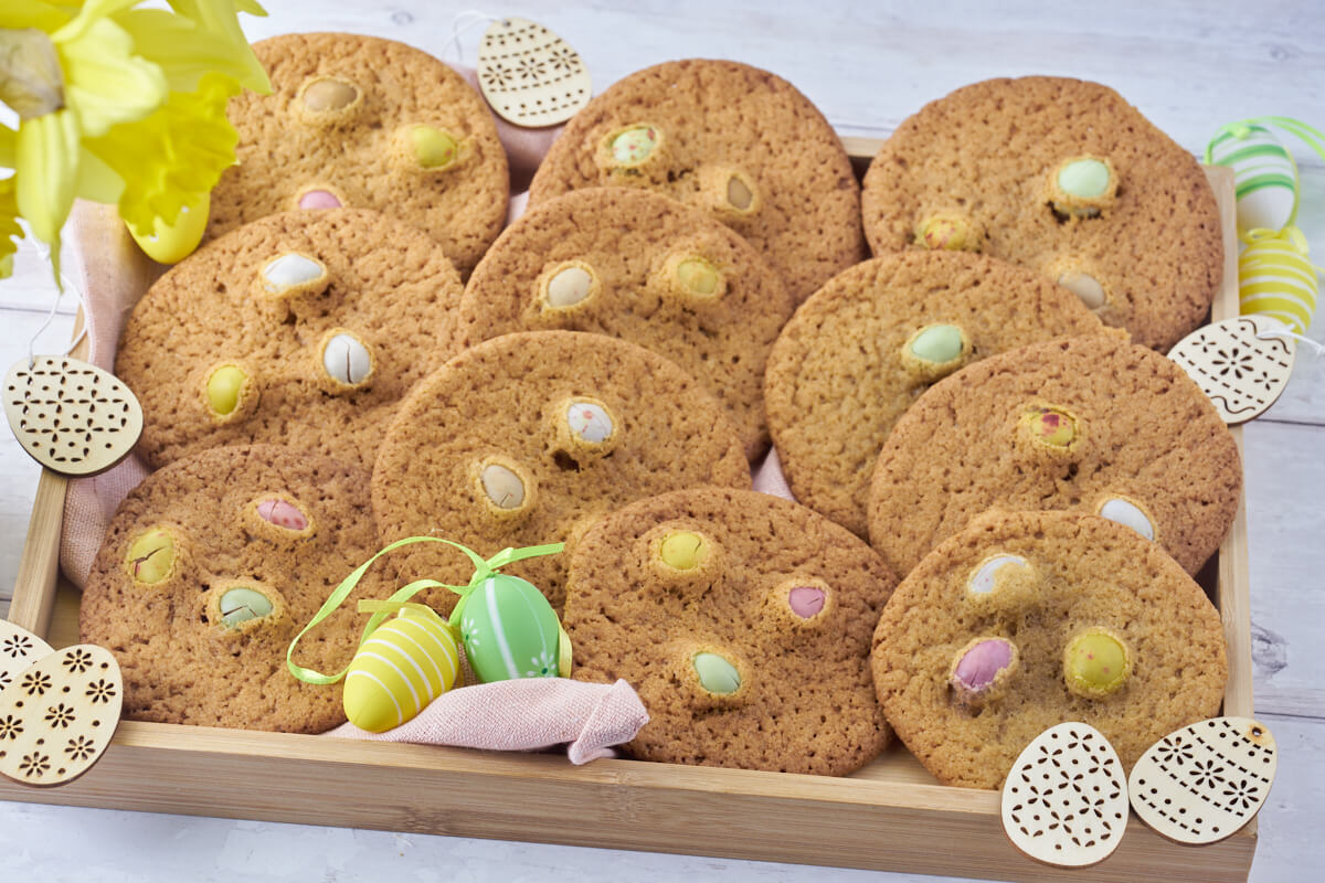 påske cookies med påskeæg i bakke med påskepynt