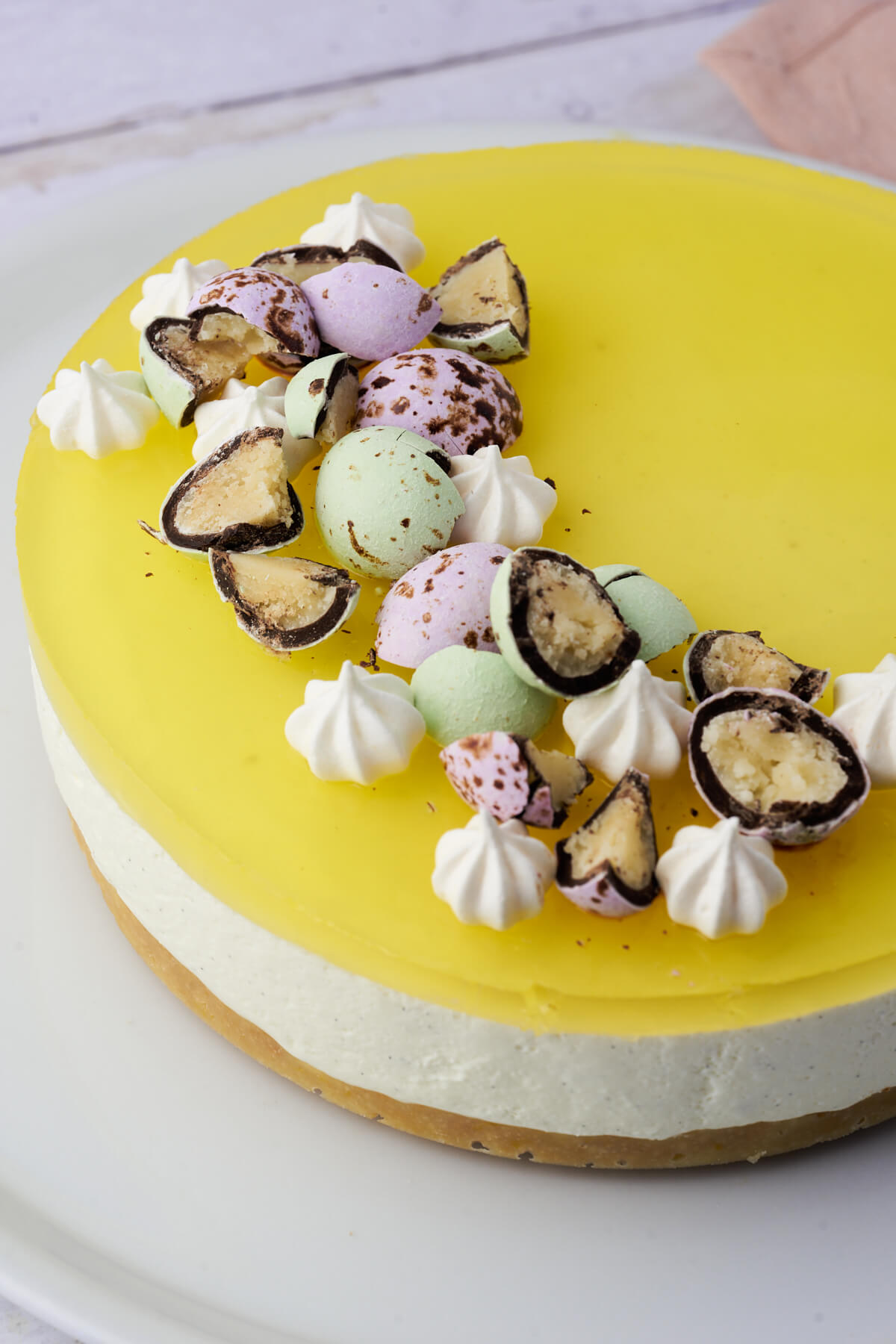 smuk gul påske cheesecake med marengskys og påskeæg