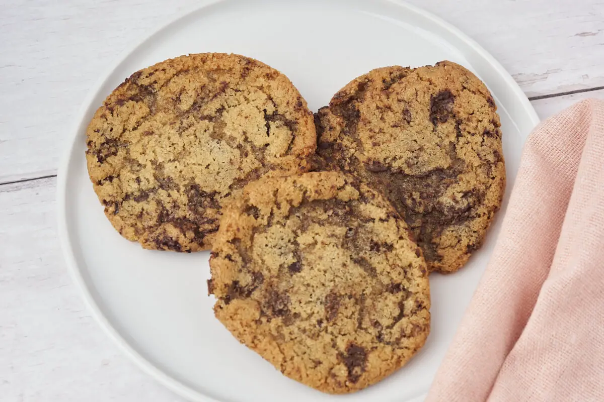 hjemmelavede cookies med chokolade i airfryer