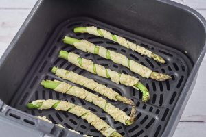rå asparges med butterdej klar til at komme i airfryer.
