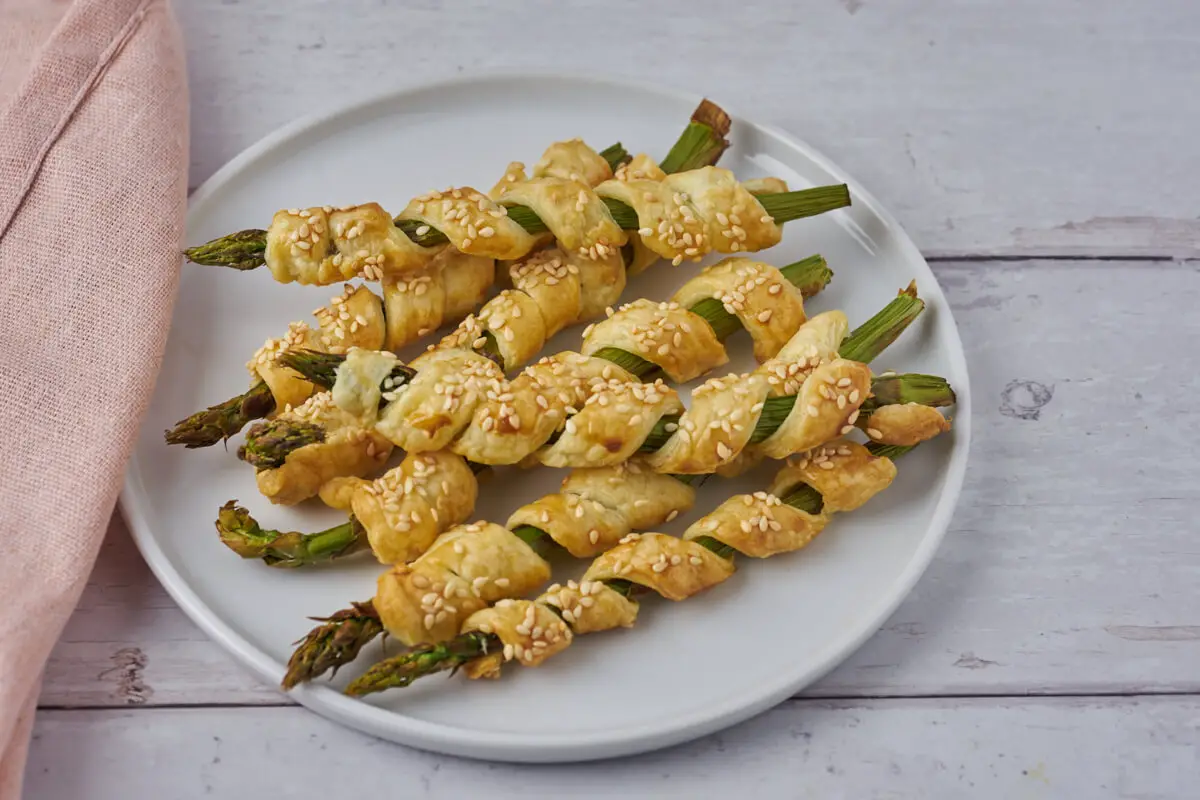 sprøde aspargesstænger med butterdej som snack eller tilbehør til aftensmaden