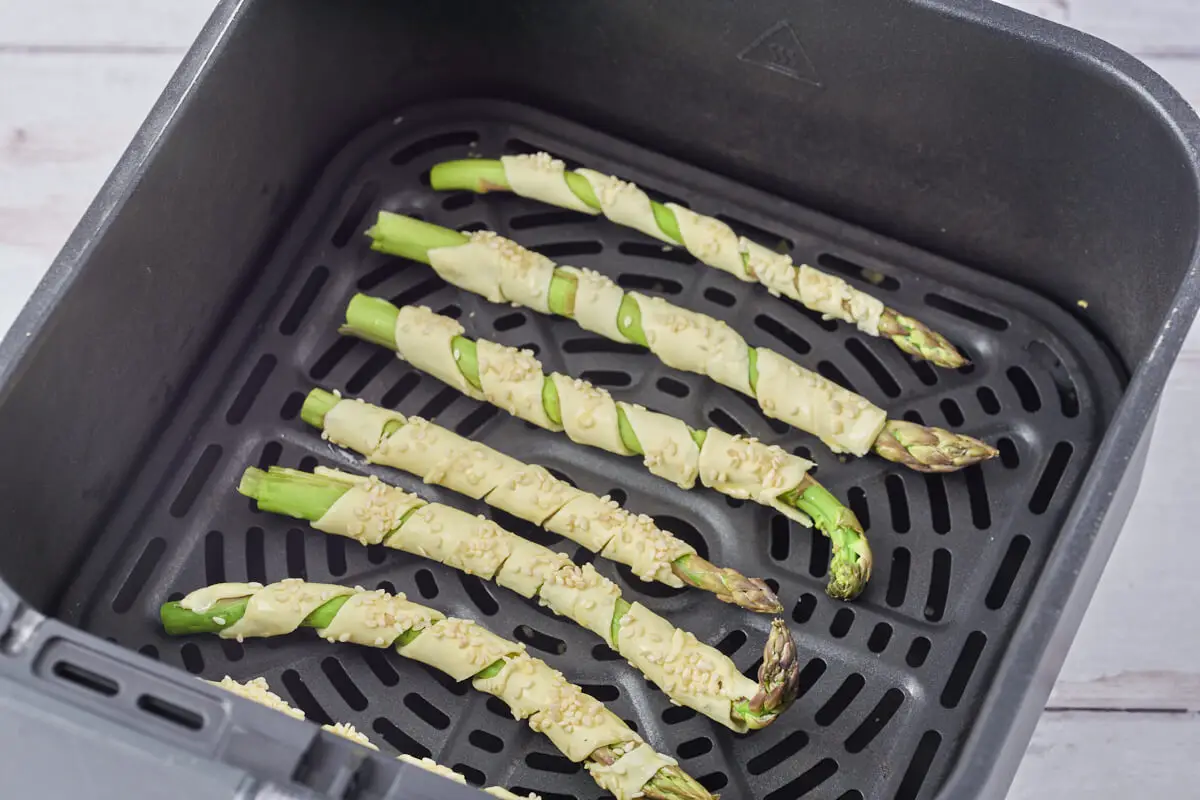 rå asparges med butterdej klar til at komme i airfryer