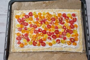 butterdej med ricotta, tomatskiver og pinjekerner