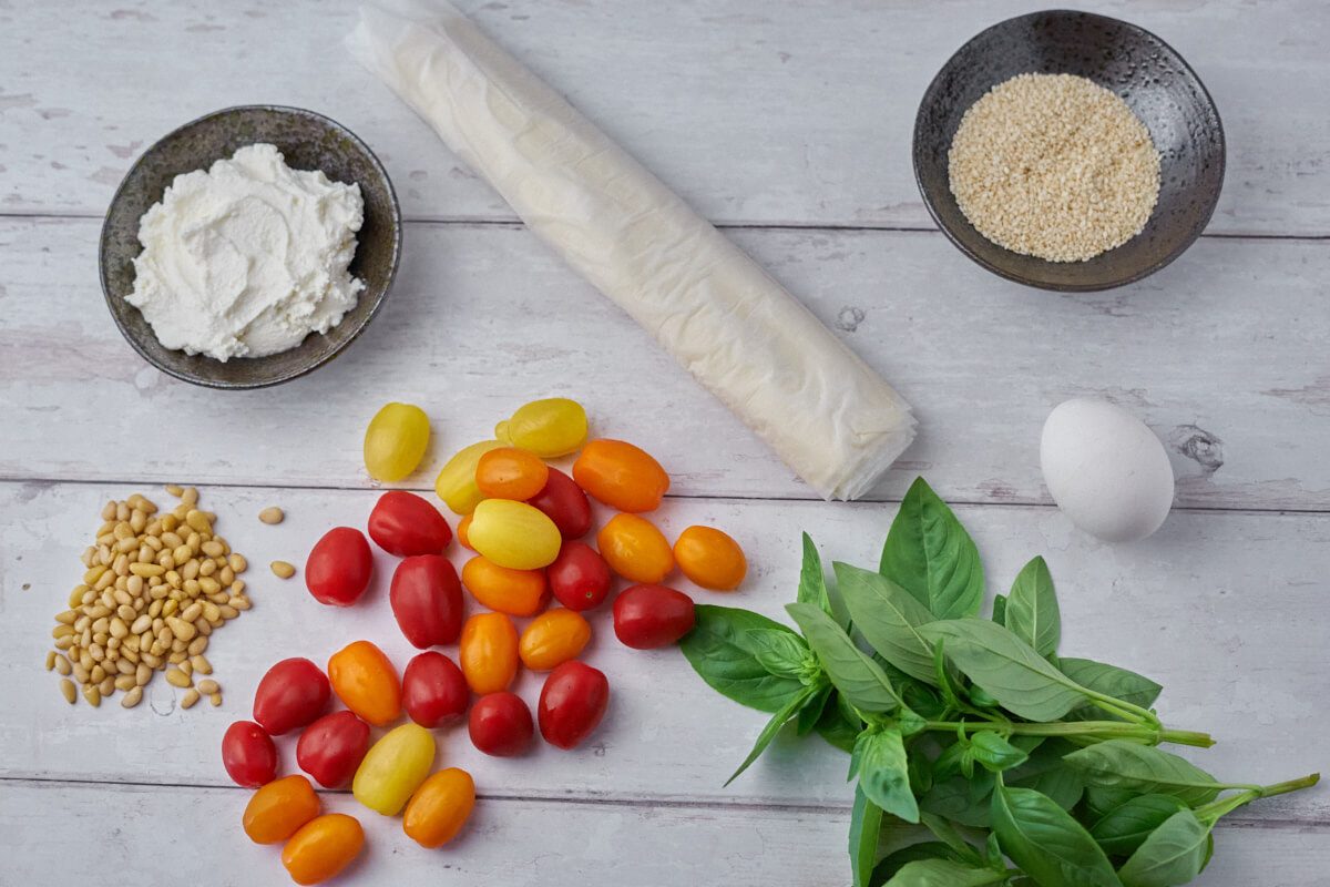 ingredienser til butterdejstærte med tomat.
