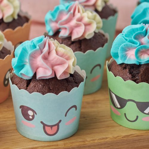 chokolade cupcakes med flerfarvet smørcreme i sjove muffinsforme med ansigter