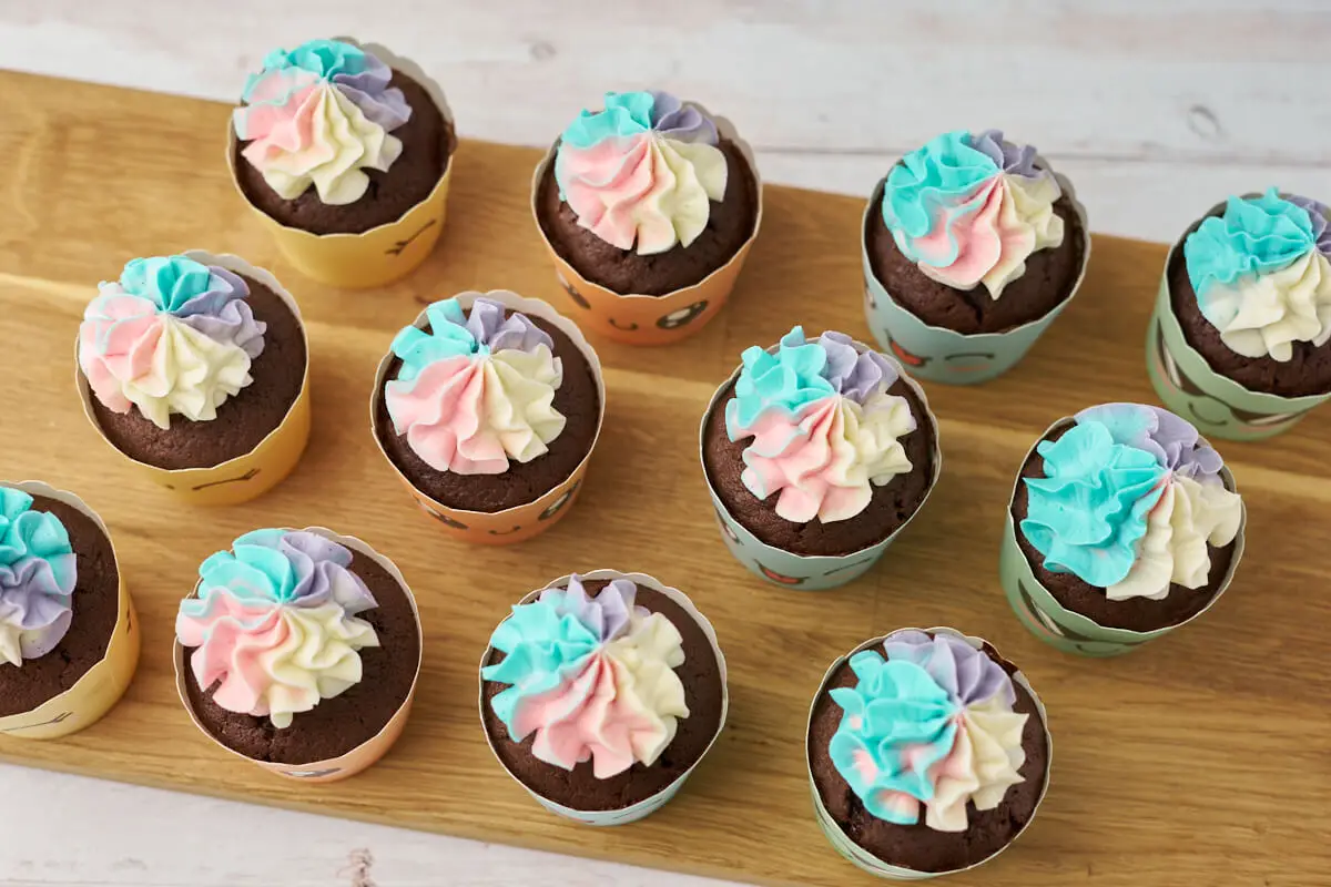 12 cupcakes med flerfarvet smørcreme