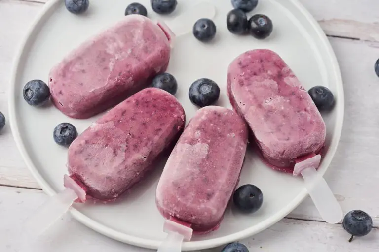 hjemmelavede sunde ispinde med blåbær