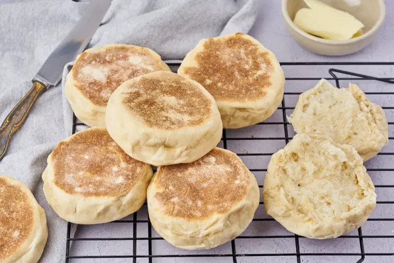 english muffins på bagerist med en muffin skåret over og klar til morgenmad