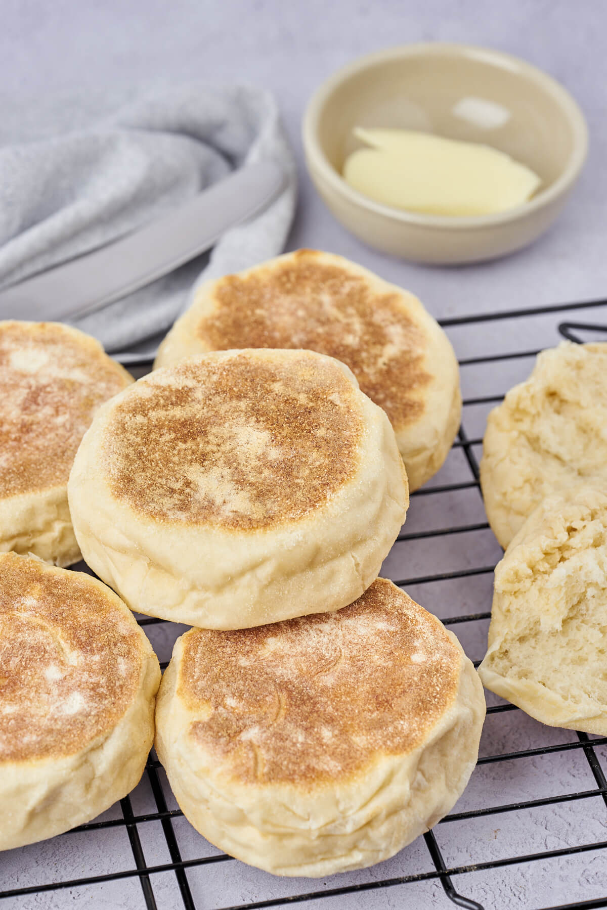 engelske muffins med smør på bagerist