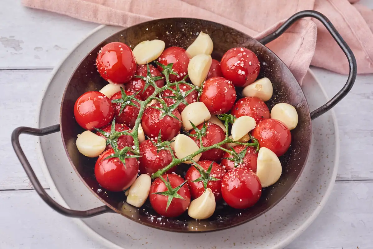 Tomater og hvidløg i pande klar til at komme i ovnen