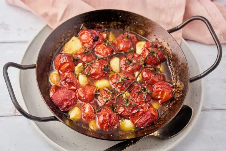 bagte tomater med hvidløg i støbejernspande