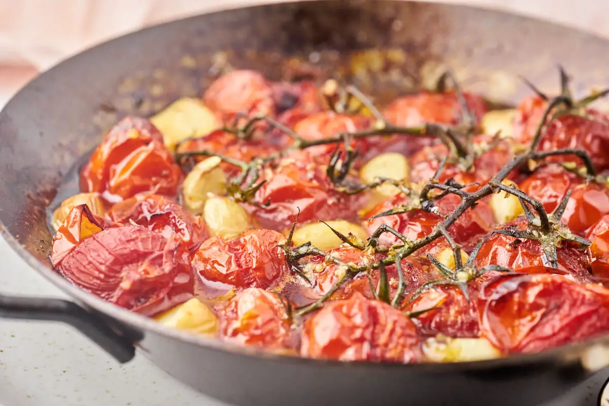 Pande med bagte tomater og hvidløg