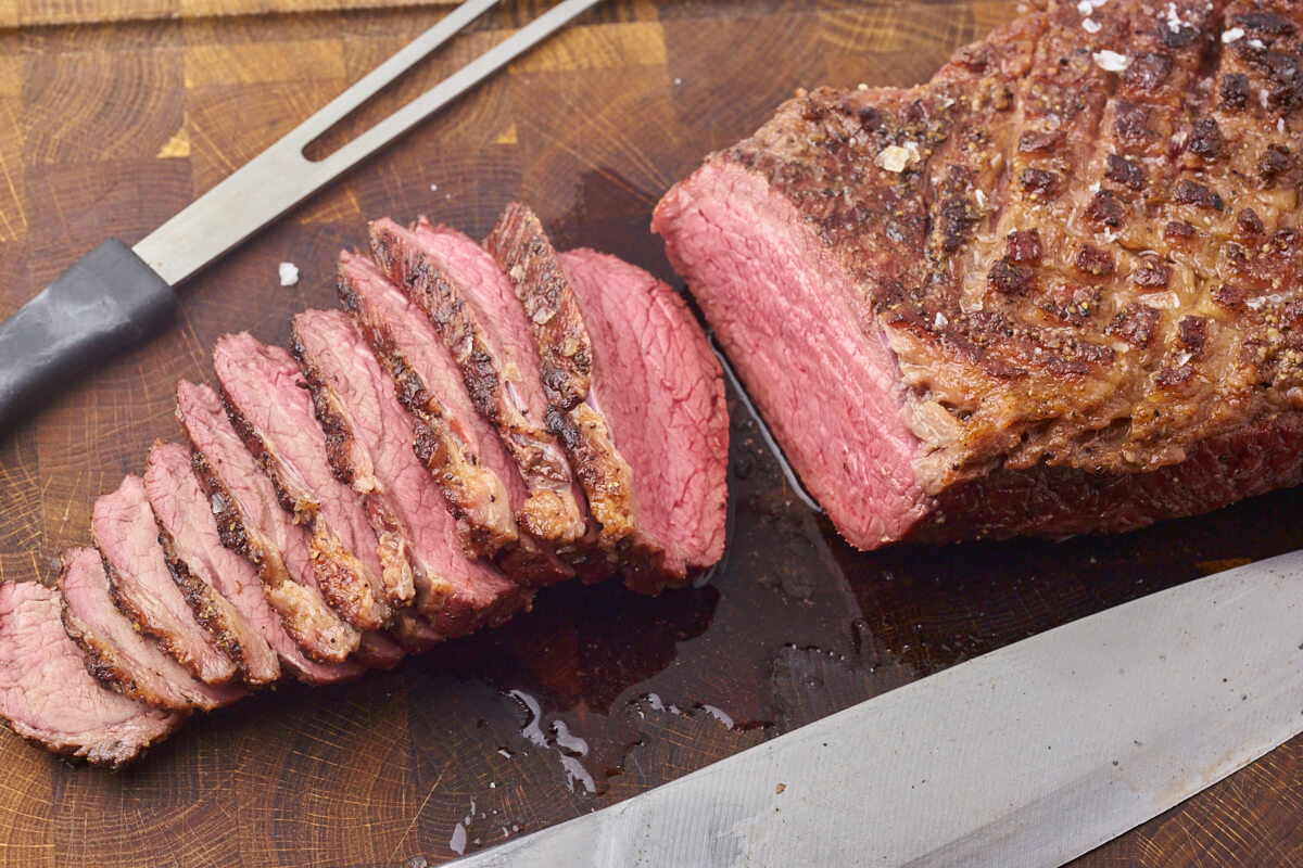 reverse seared oksecuvette skåret i skiver på skærebræt