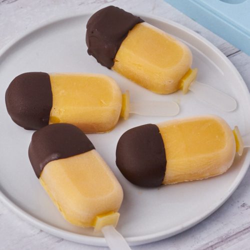 sunde ispinde med mango og mørk chokolade på tallerken