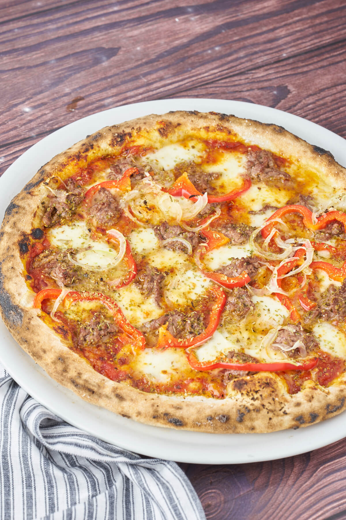 tallerken med oksekødspizza med peberfrugt