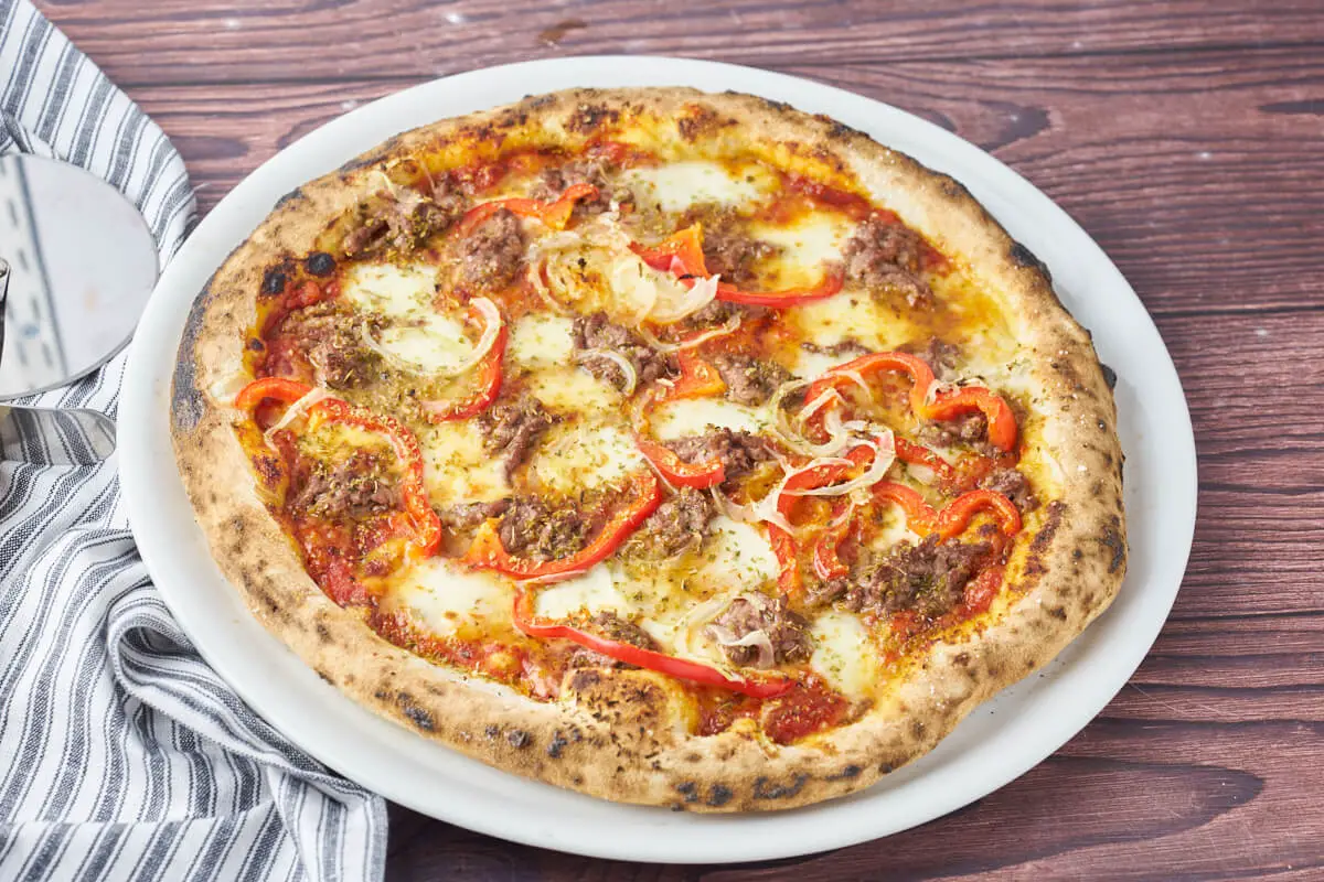 lækker oksekødspizza på pizzatallerken