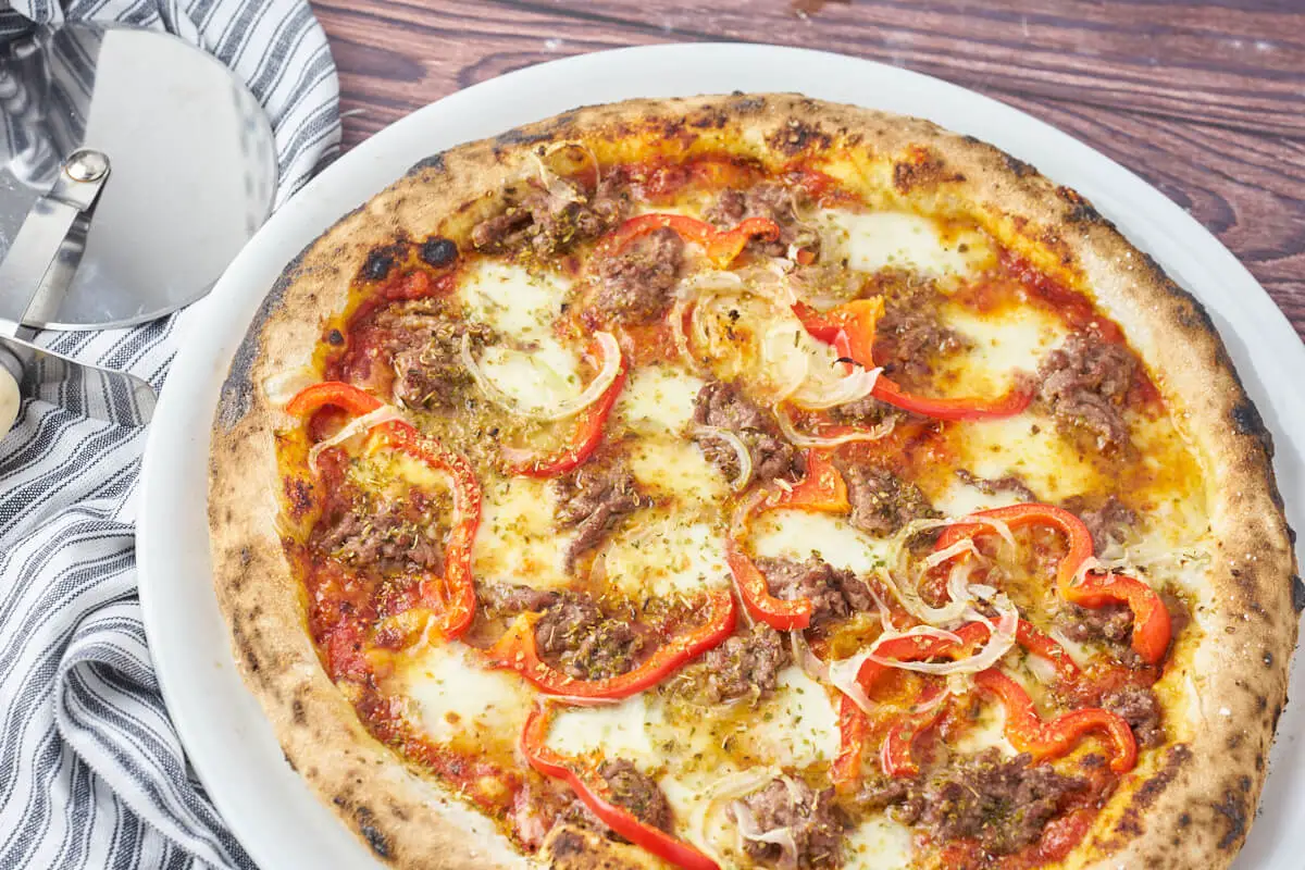 pizza med oksekød og rød peberfrugt