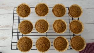 muffins der køler ned på rist.