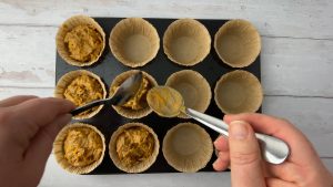 dejen der fyldes i muffinsforme.