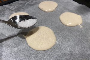 dejen drysses med sukker inden de skal i ovnen.