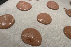 dej til brune plesker på bageplade.