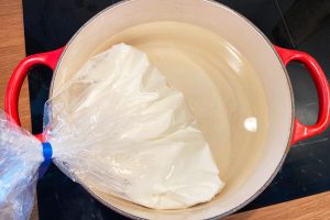 Gryde med vand og stegepose med sødmælk og grødris.