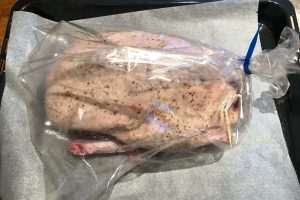 and i stegepose klar til at komme i ovnen på en bageplade.