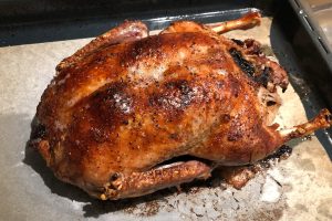 færdigstegt andesteg der er brunet af og klar til at hvile.