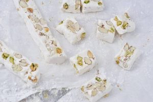 udskæring af fransk nougat.