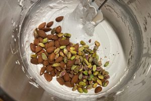 mandler og pistacienødder tilsættes.