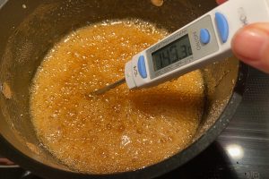 siruppen til fransk nougat i gryde.