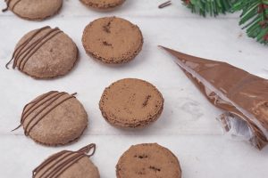 julemacarons med chokolade på toppen.