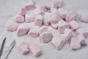 udklippede skumfiduser med flormelis.