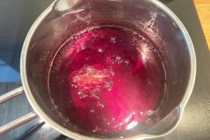 smeltning af husblas i den varme sirup.