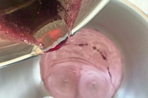 hæld sirup i en skål mens du pisker.