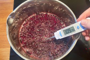 kog siruppen til juleskum.