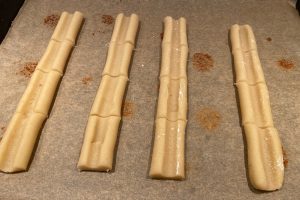 kransekagemasse der er formet inden bagning.