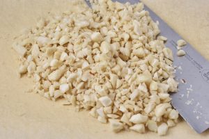 smuttede, hakkede mandler til risalamande.