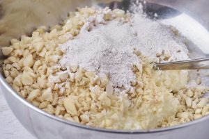 skål med risengrød, mandler og vaniljesukker.