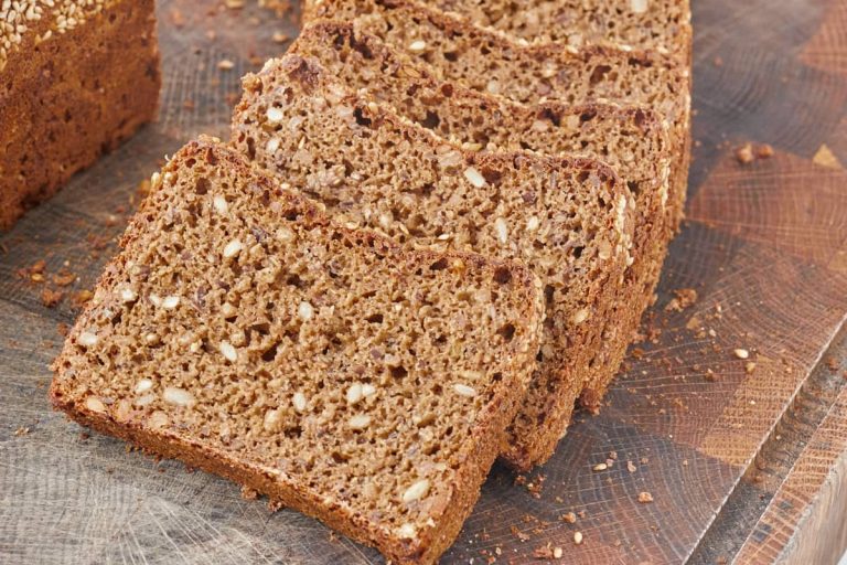 Rugbrød - Opskrift på det bedste rugbrød med surdej og kerner