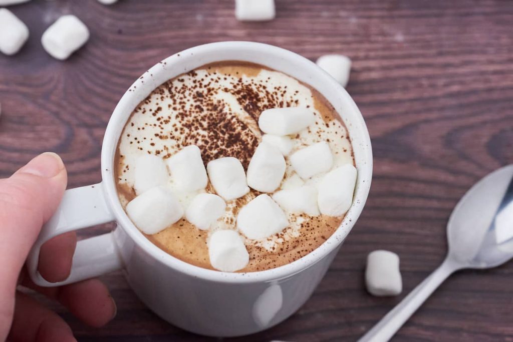 Varm kakao Hjemmelavet kakao med flødeskum