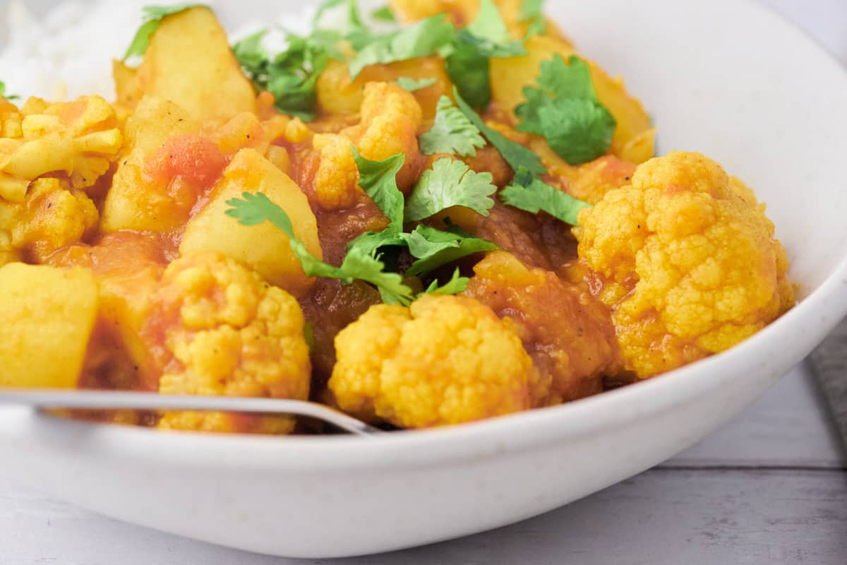 Aloo Gobi med blomkål og kartofler.